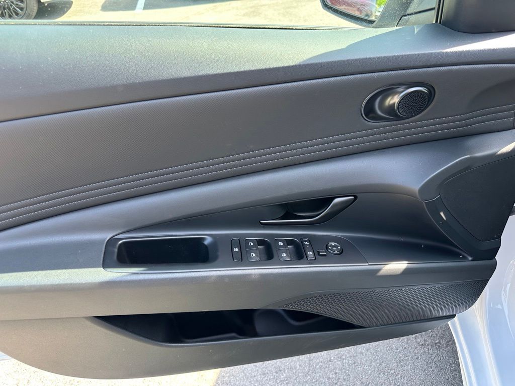 2025 Hyundai Elantra SEL - Photo 12