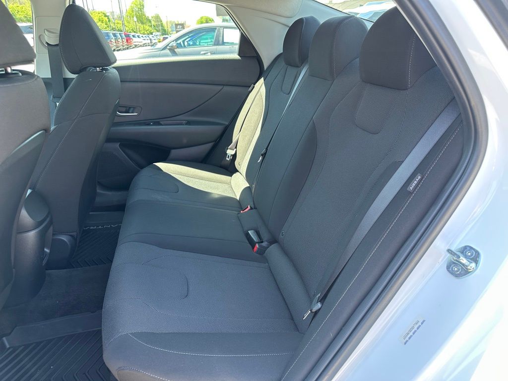 2025 Hyundai Elantra SE - Photo 11