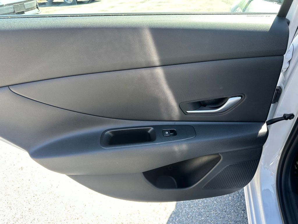 2025 Hyundai Elantra SE - Photo 10
