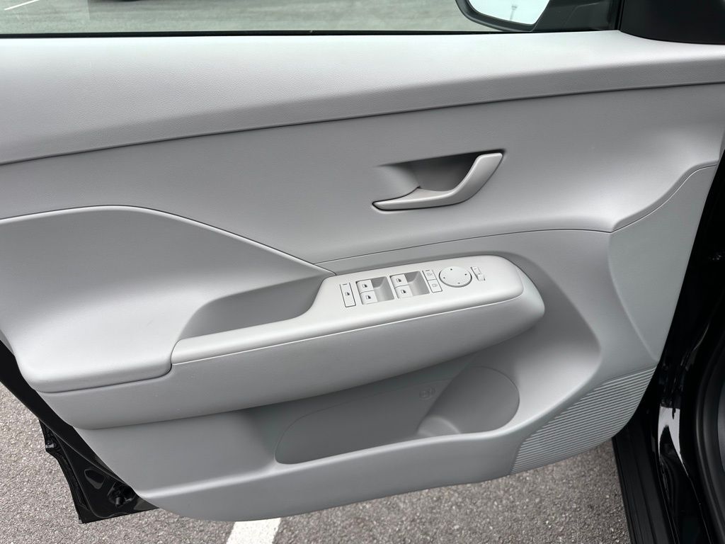 2025 Hyundai Kona SEL - Photo 11