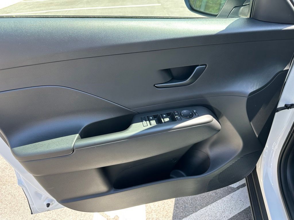 2025 Hyundai Kona SEL - Photo 12