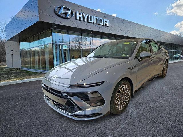 2025 Hyundai Sonata Hybrid Sedan 