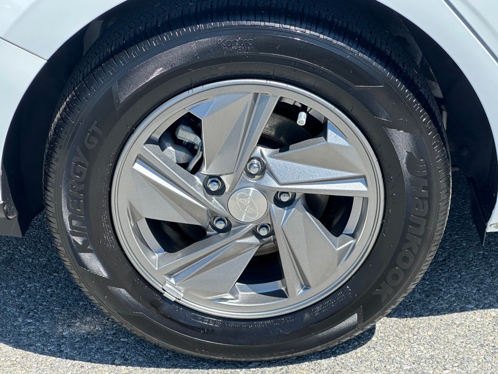 2025 Hyundai Elantra SE - Photo 9