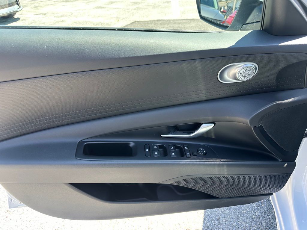 2025 Hyundai Elantra SE - Photo 12