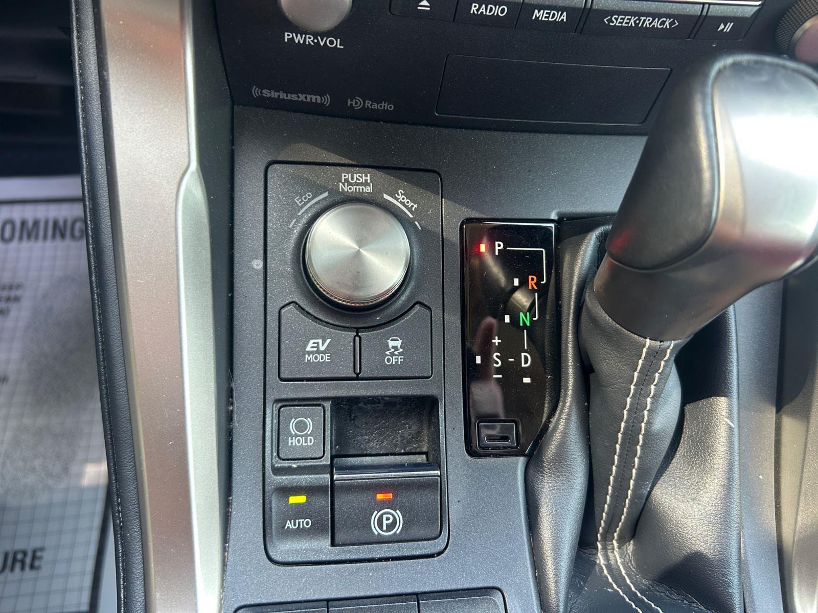 2021 Lexus NX Hybrid 300h - Photo 17