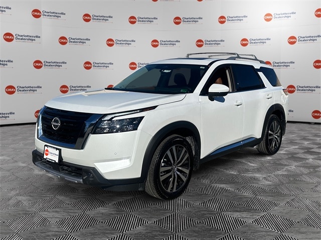 2025 Nissan Pathfinder Platinum's photo