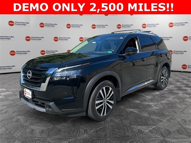 2025 Nissan Pathfinder Platinum's photo