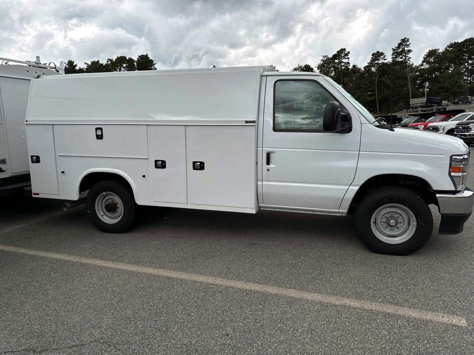 2025 Ford E-350 photo 4