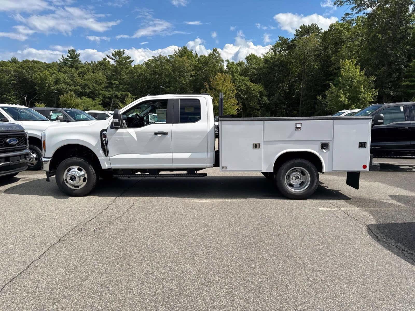 2025 Ford F-350 photo 2