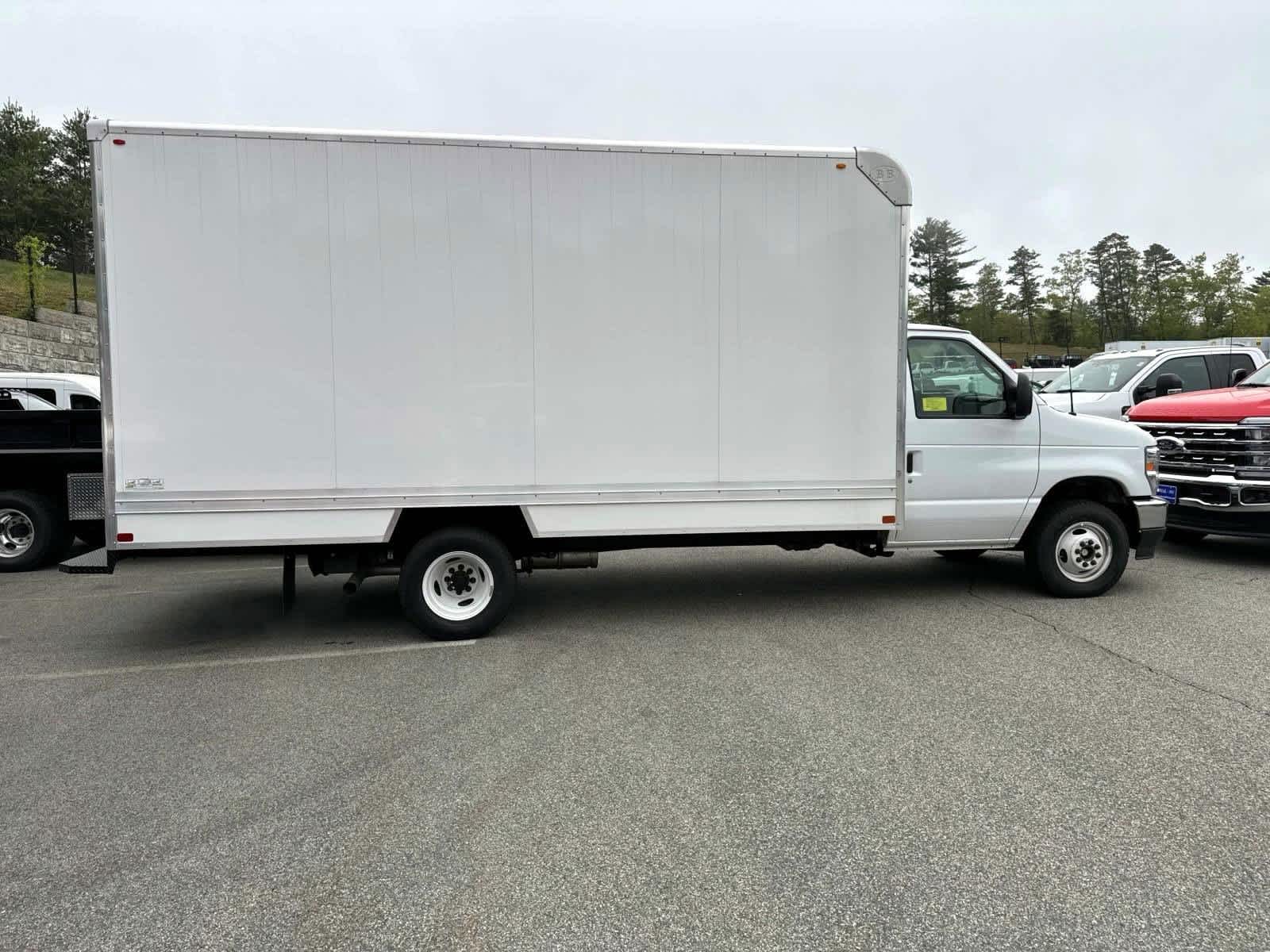 2026 Ford E-450 Cutaway photo 3