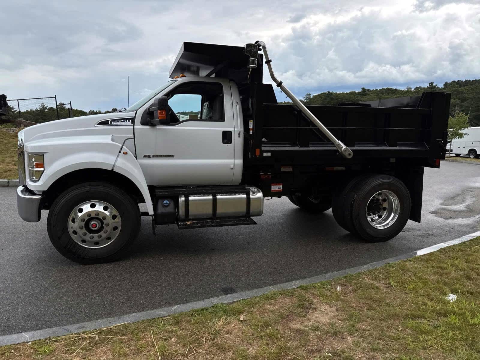 2025 Ford F-750 Regular Cab photo 2
