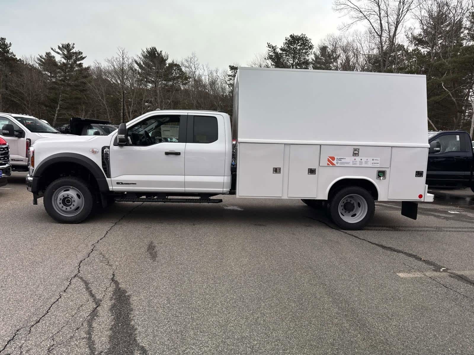 2025 Ford F-550 photo 2