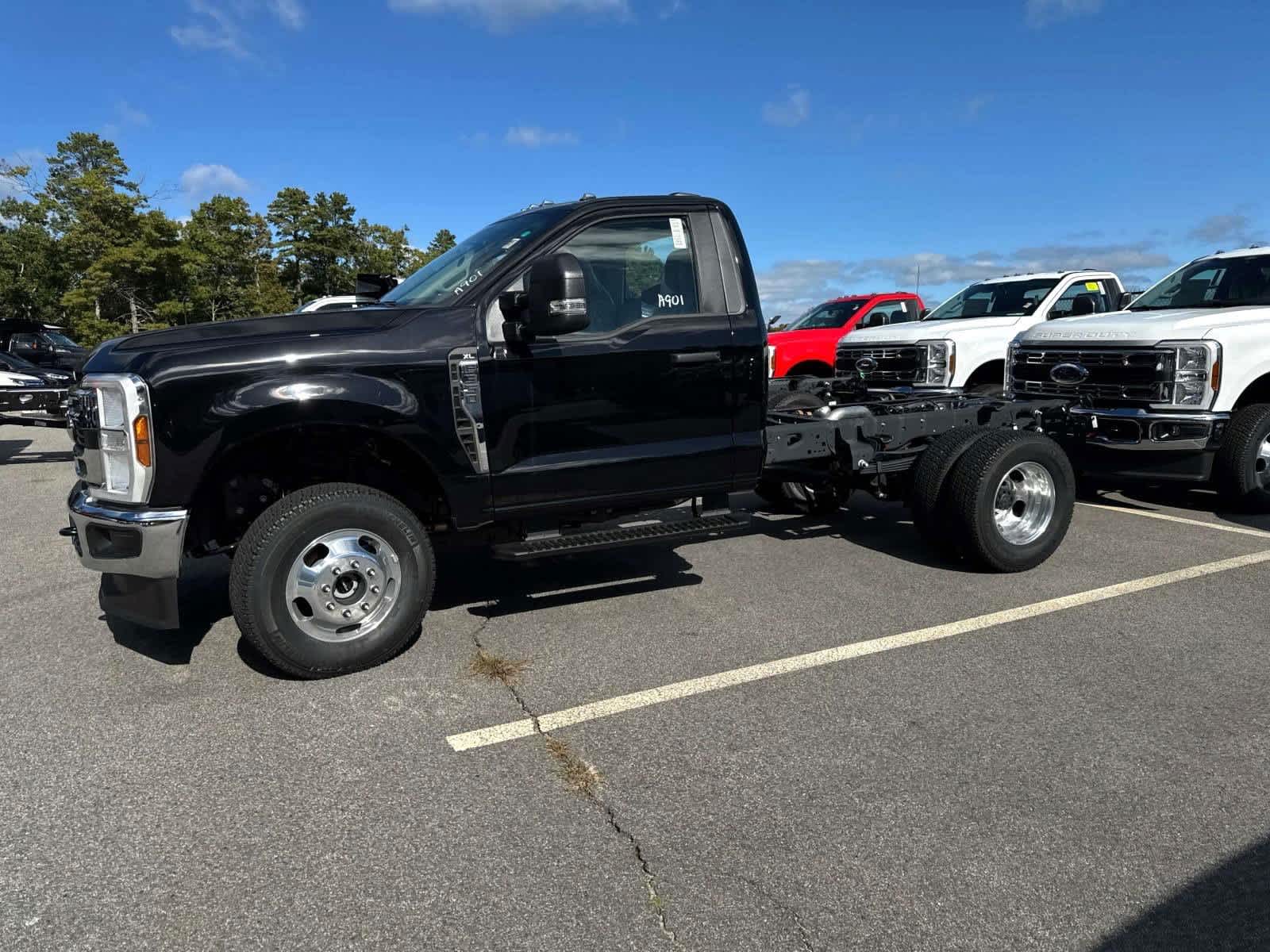 2025 Ford F-350 photo 2