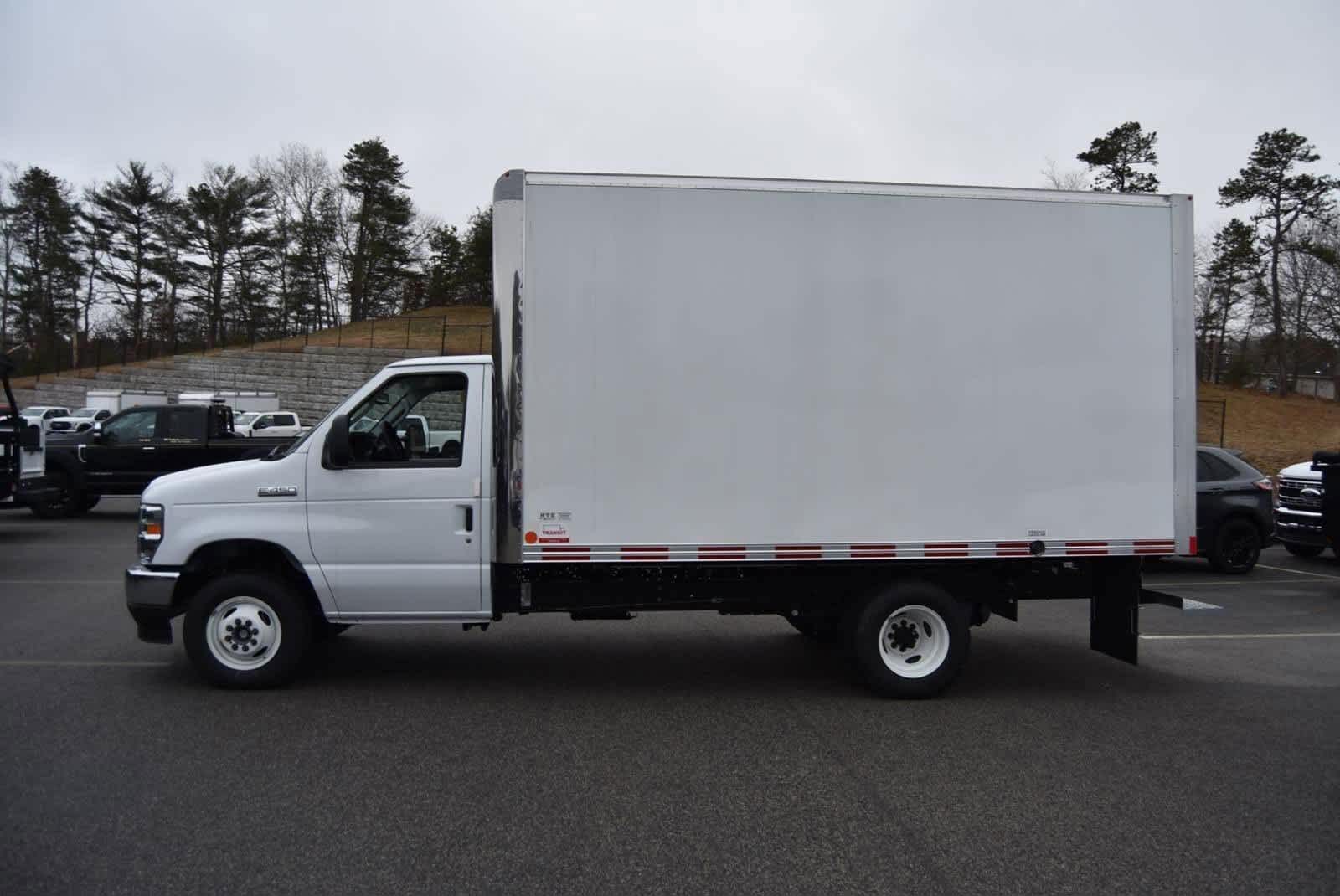 2024 Ford E-450 Cutaway Super Duty photo 2