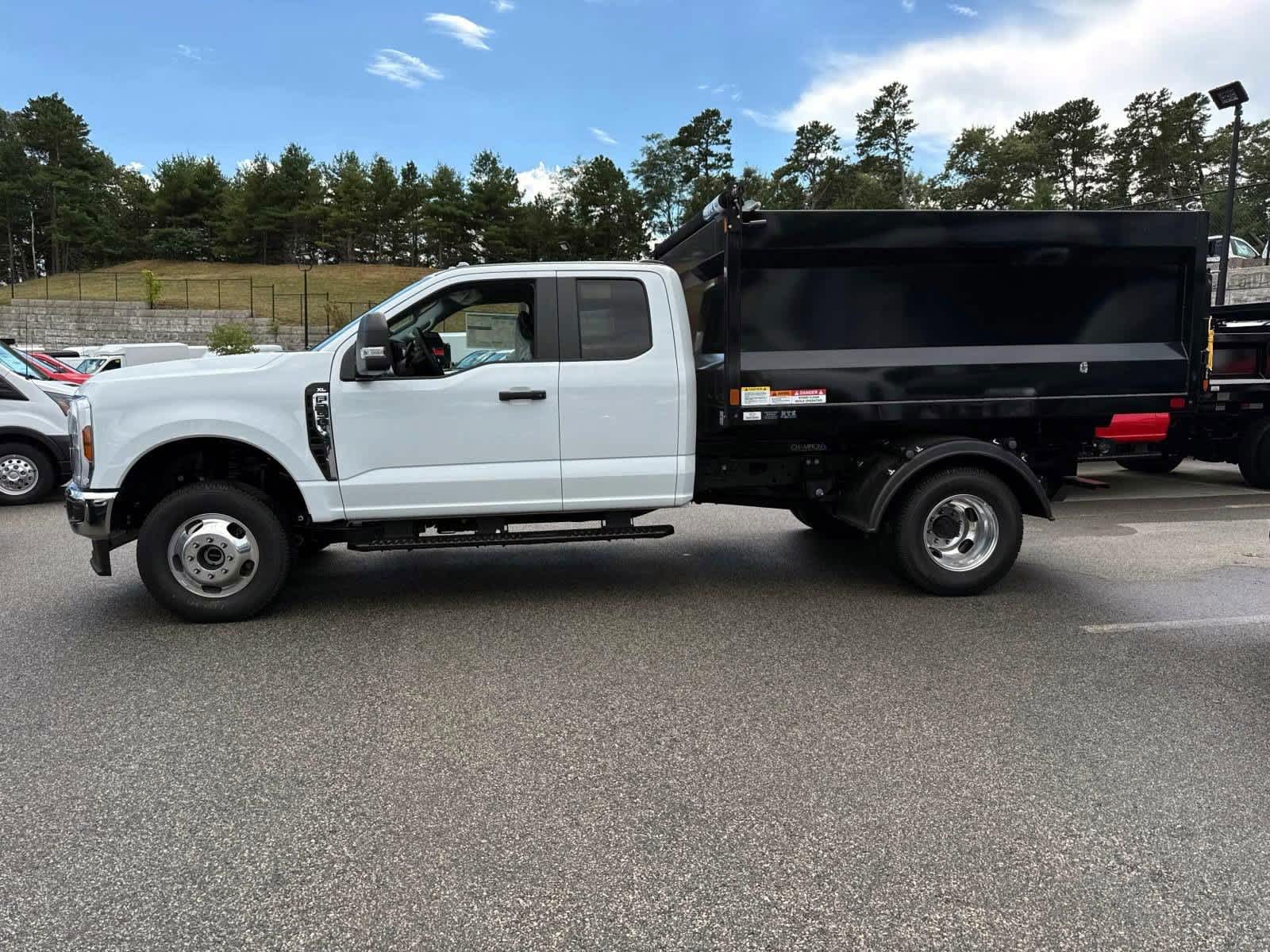 2025 Ford F-350 photo 2