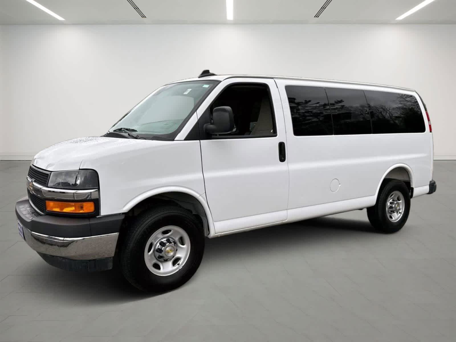 2025 Chevrolet Express 2500 LT's photo