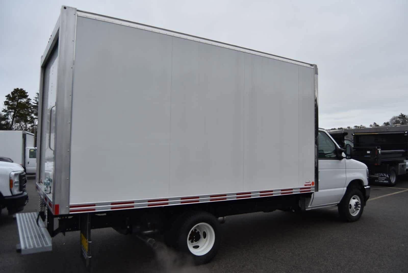 2024 Ford E-450 Cutaway Super Duty photo 4