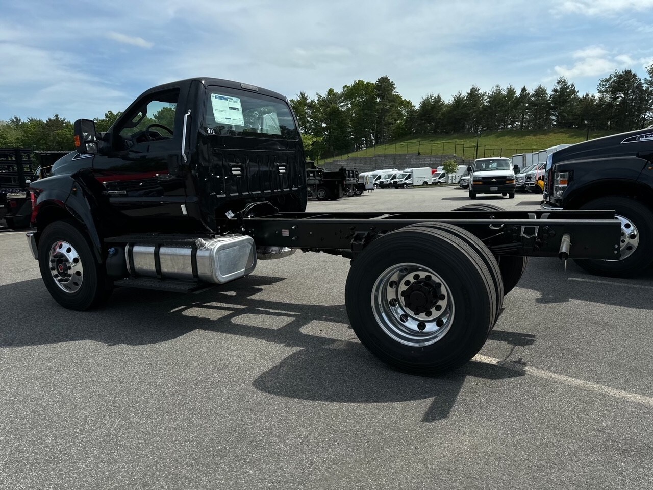 2025 Ford F-750 Regular Cab photo 3