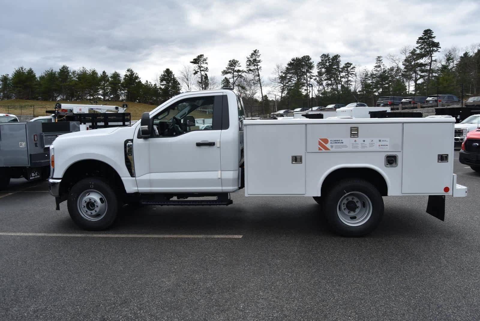 2023 Ford F-350 photo 2