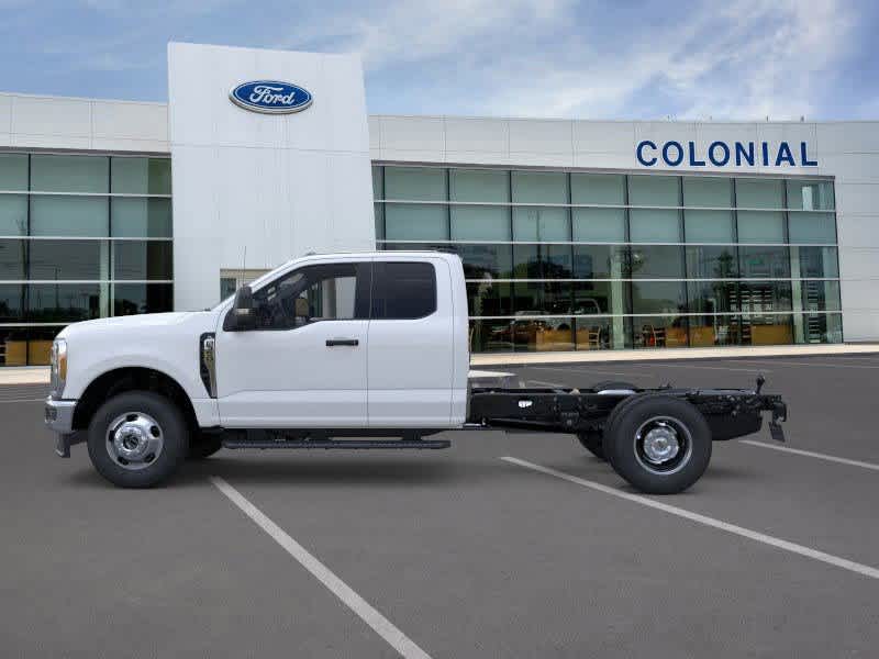 2025 Ford F-350 photo 2