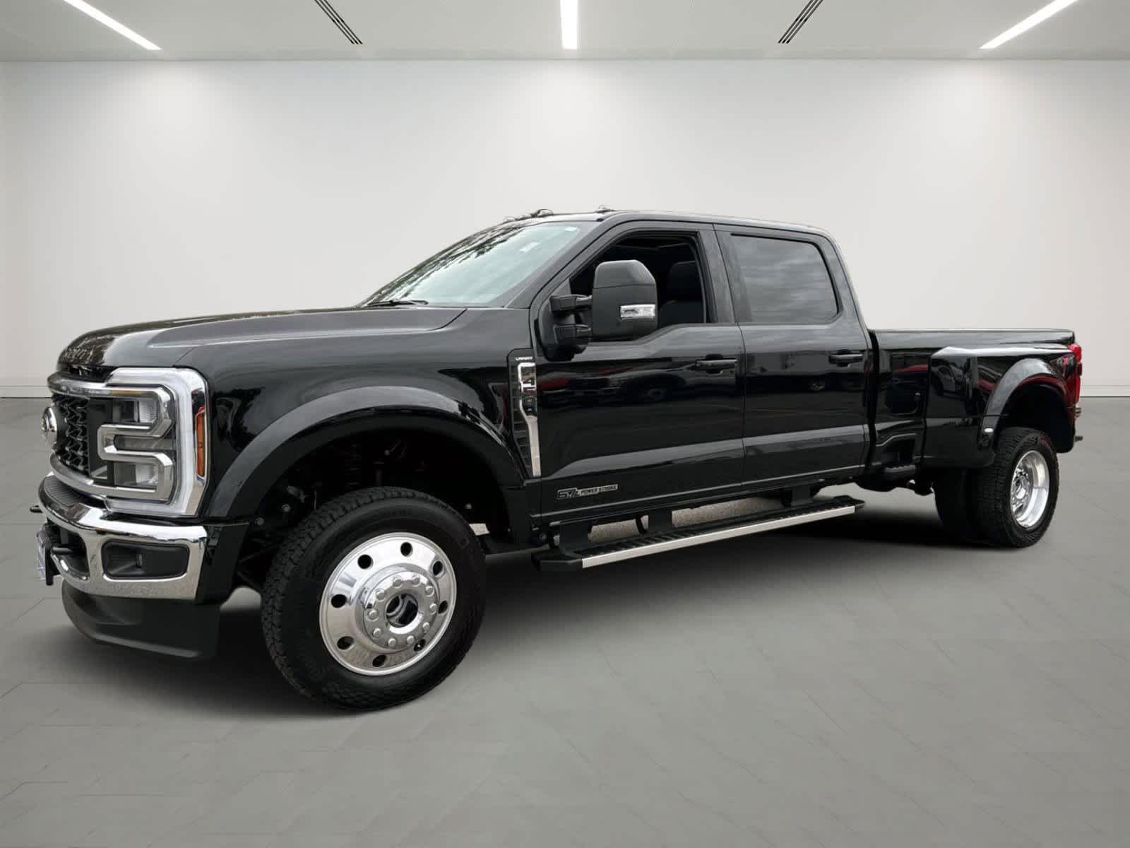 2025 Ford F-450 Super Duty Lariat's photo