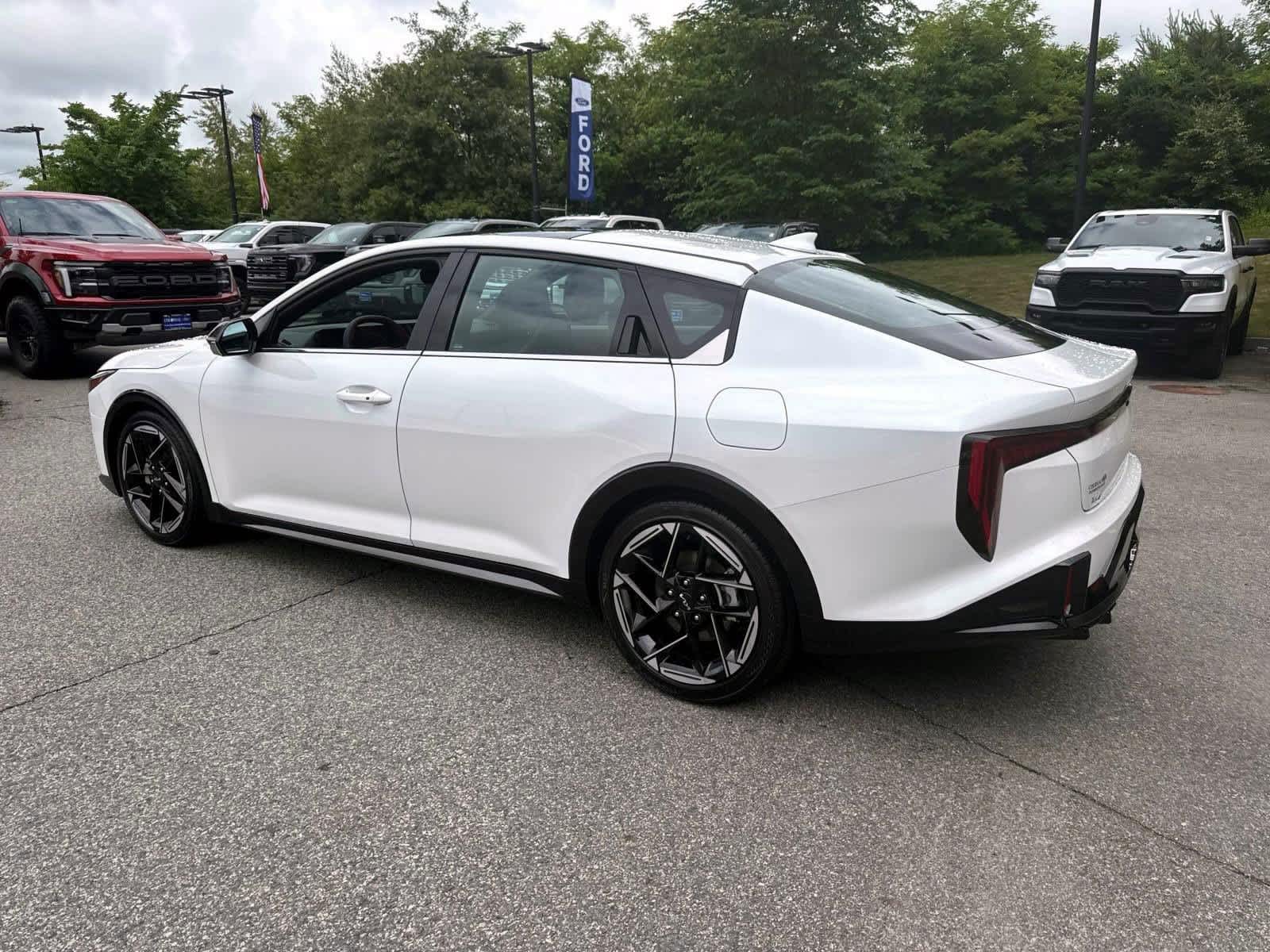 2025 Kia K4 GT-Line photo 3