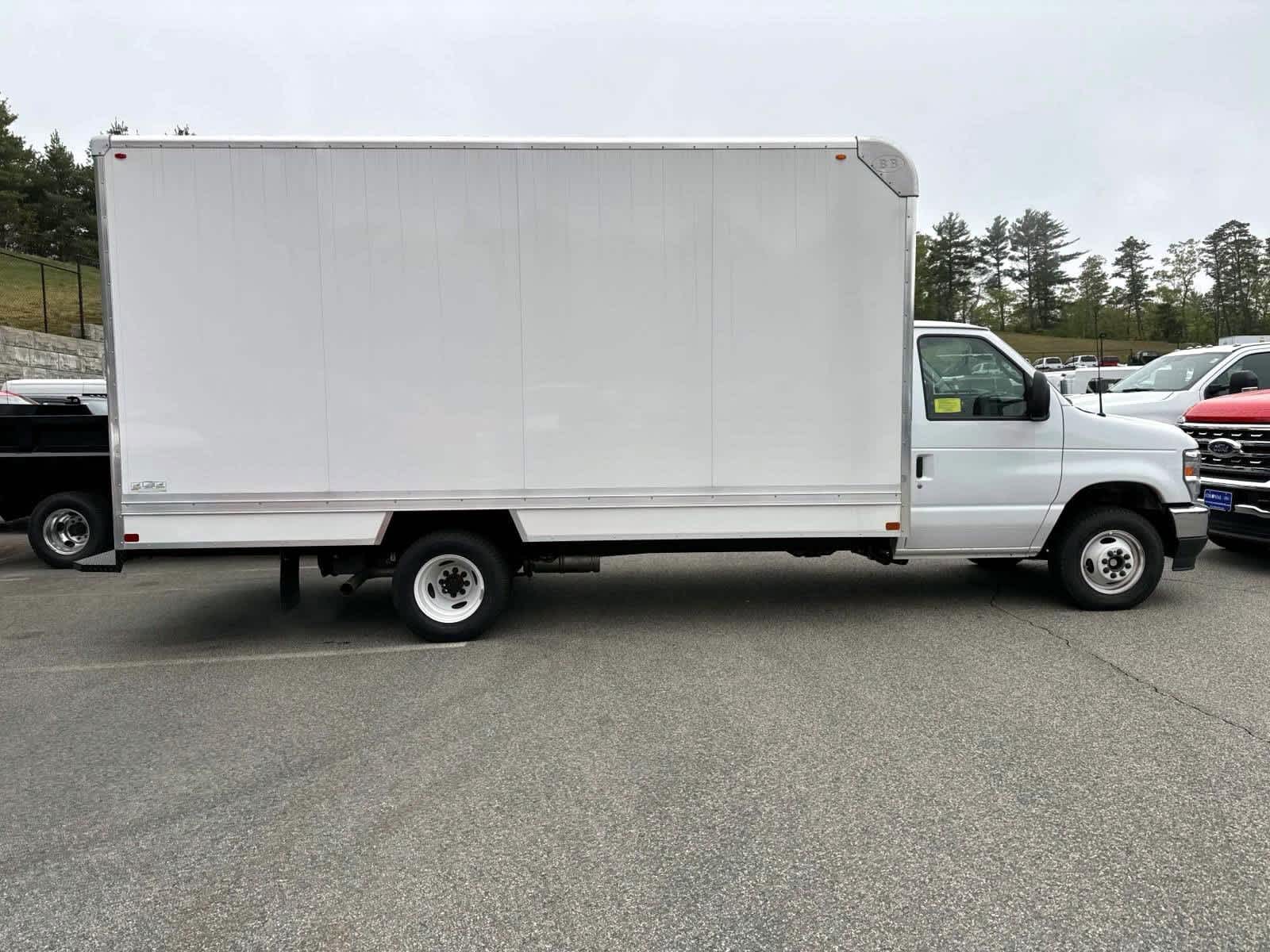 2026 Ford E-450 Cutaway photo 4