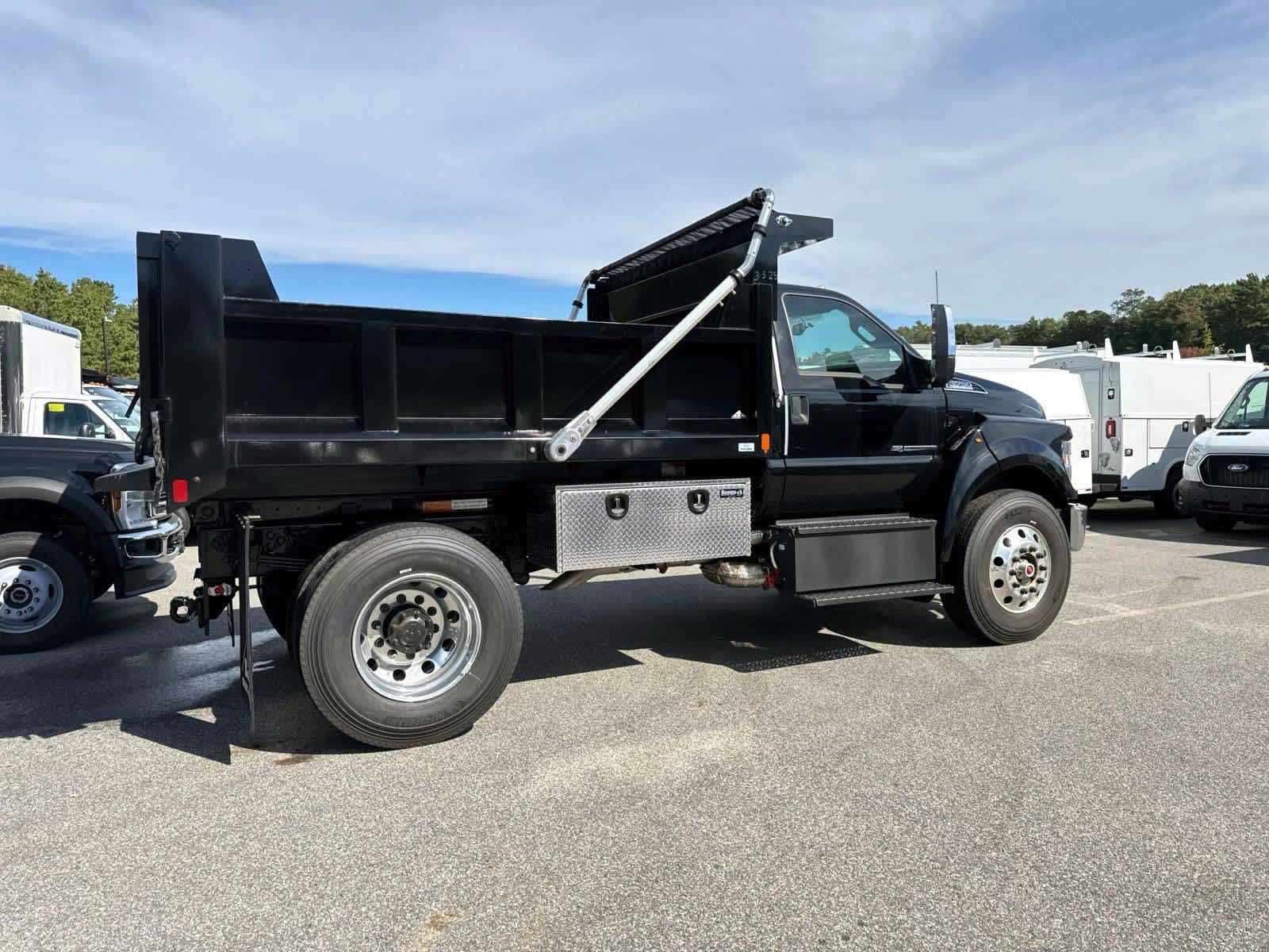 2025 Ford F-750 Regular Cab photo 4