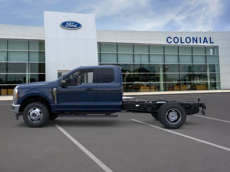 2025 Ford F-350 photo 2