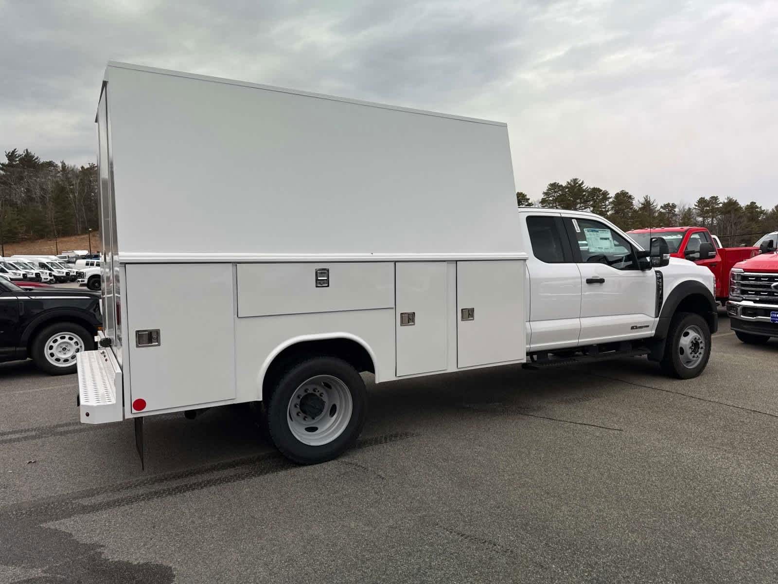 2025 Ford F-550 photo 4