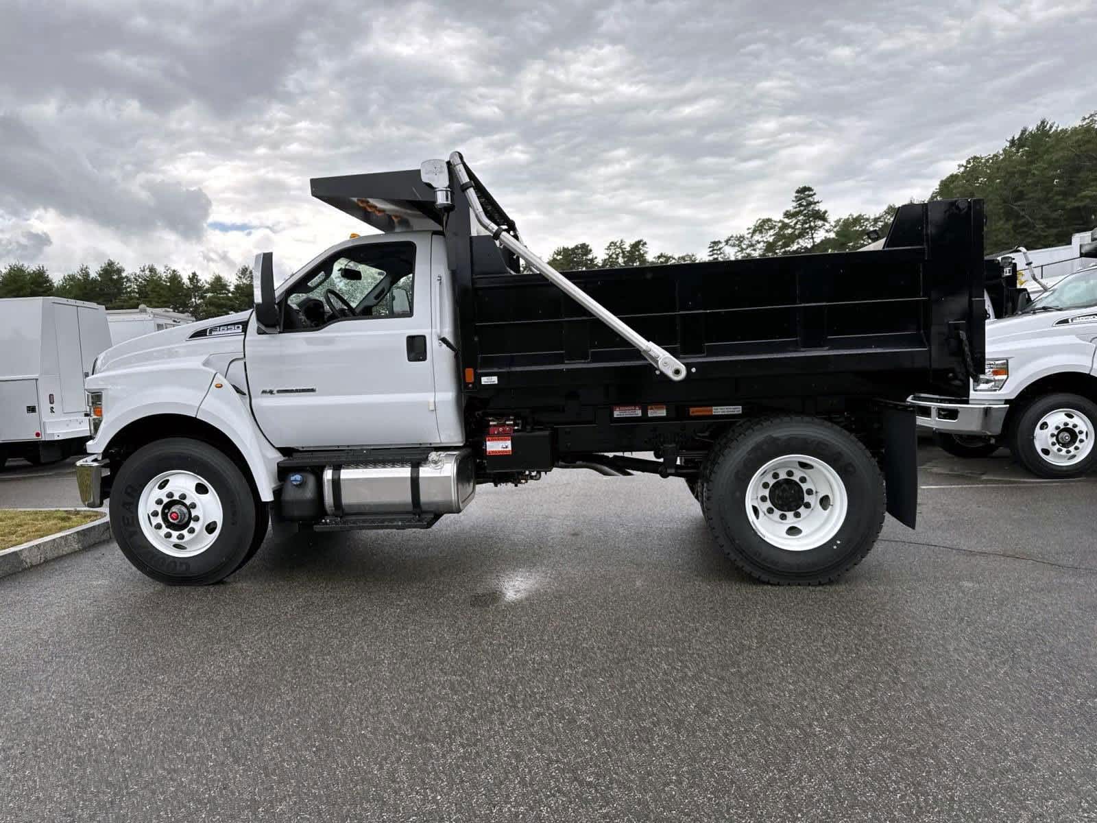 2025 Ford F-650 Regular Cab photo 2