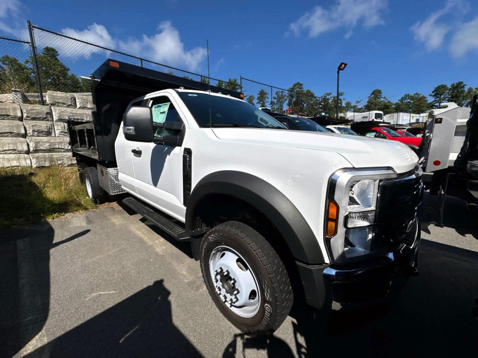 2025 Ford F-550 photo 2