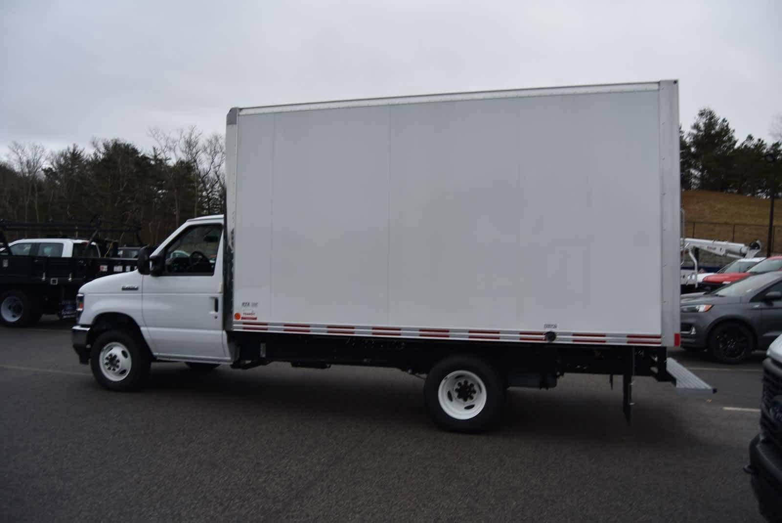 2024 Ford E-450 Cutaway Super Duty photo 3