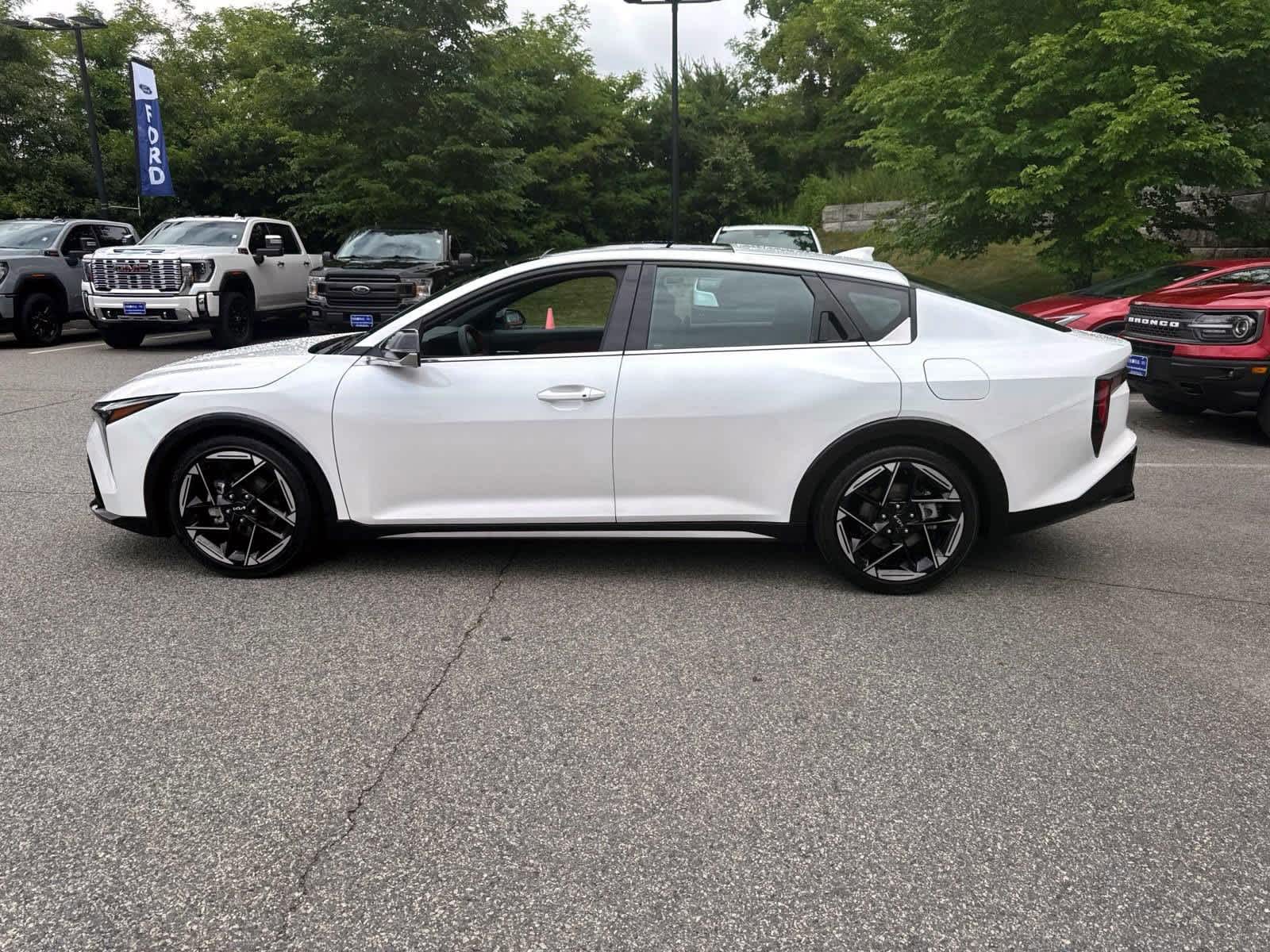 2025 Kia K4 GT-Line photo 2