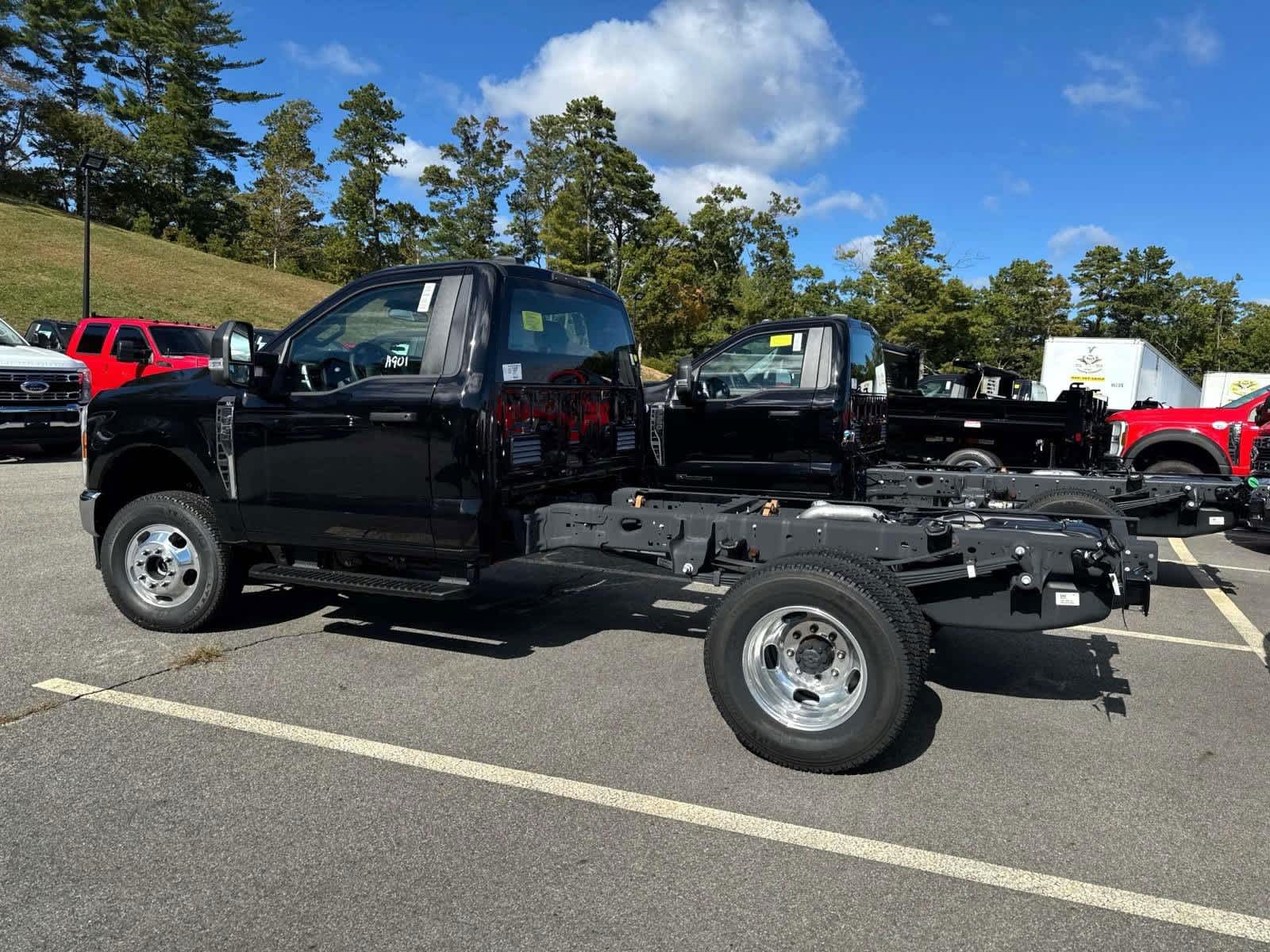 2025 Ford F-350 photo 3