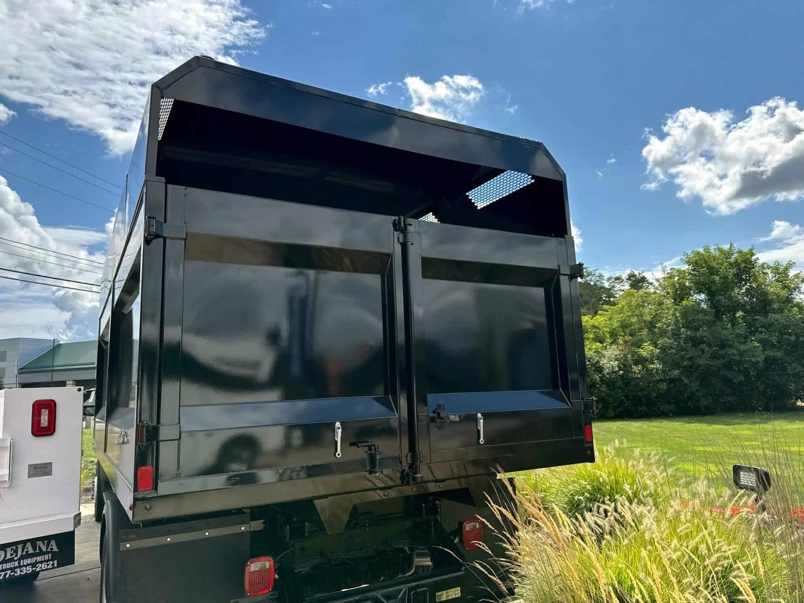 2025 Ford F-600 photo 2