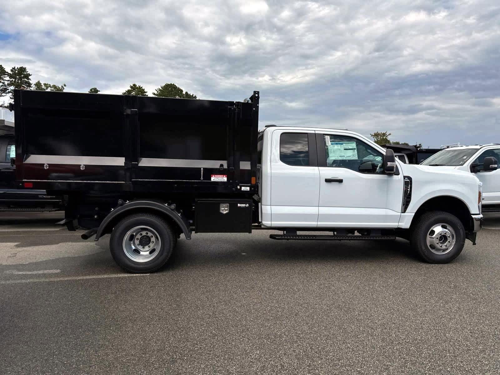 2025 Ford F-350 photo 3