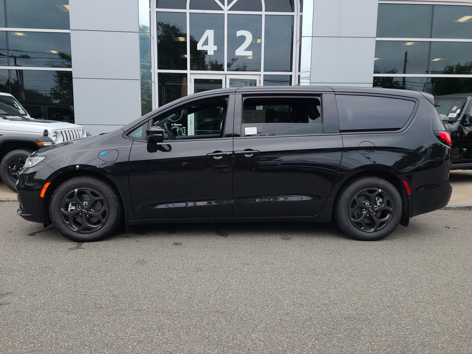 2023 Chrysler Pacifica Hybrid Limited photo 2