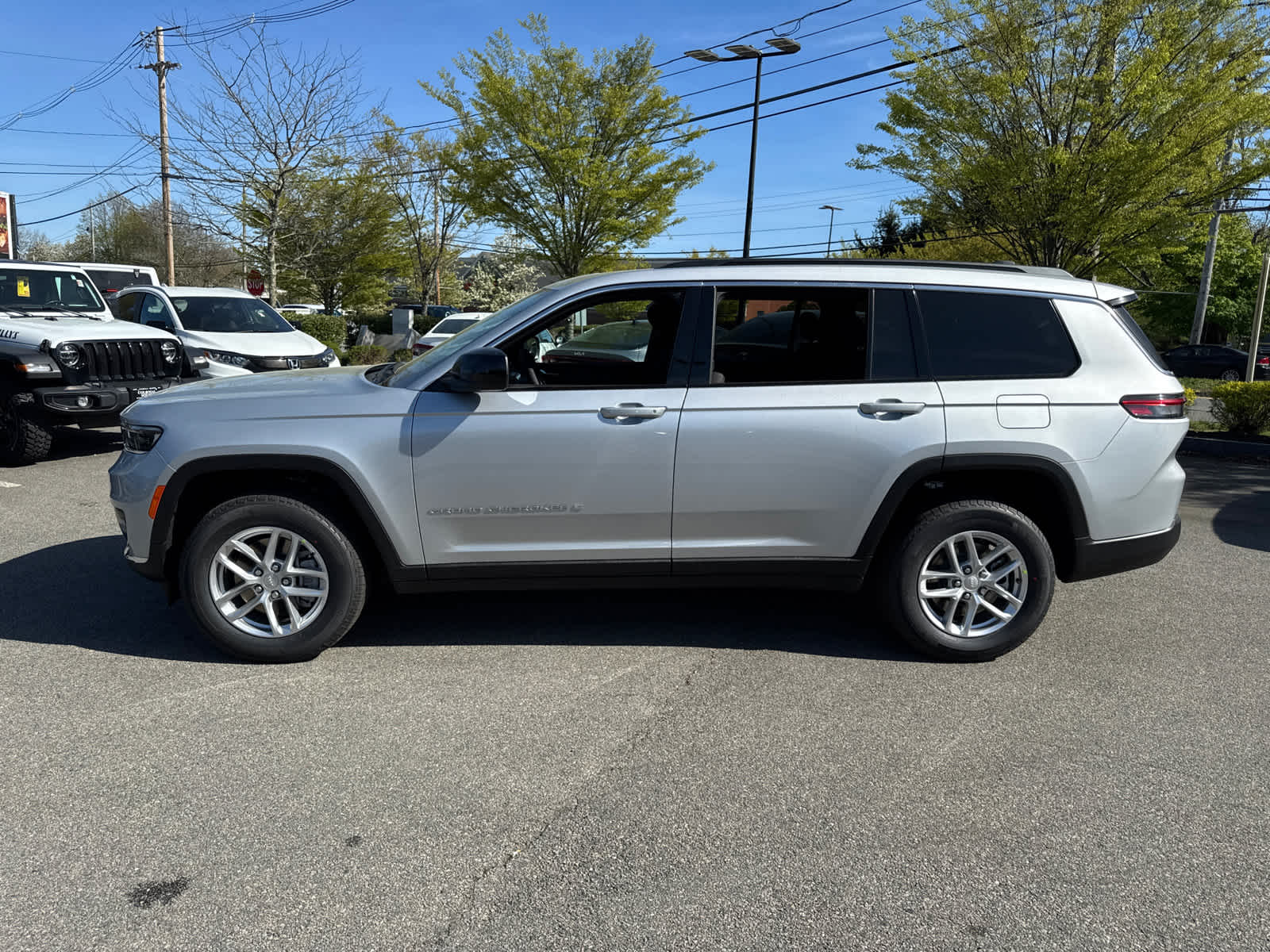 2025 Jeep Grand Cherokee Laredo X photo 3