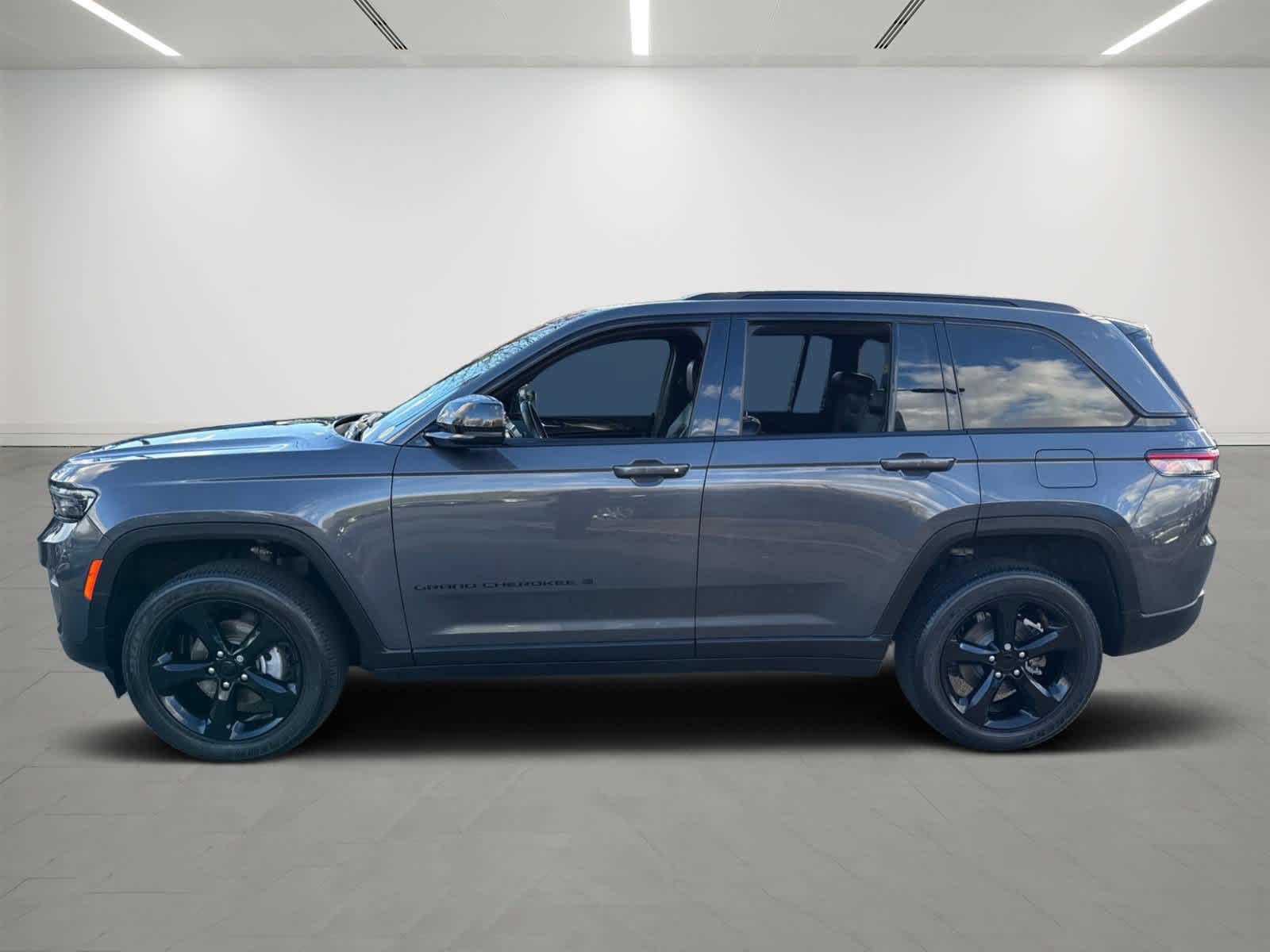2022 Jeep Grand Cherokee Laredo photo 2