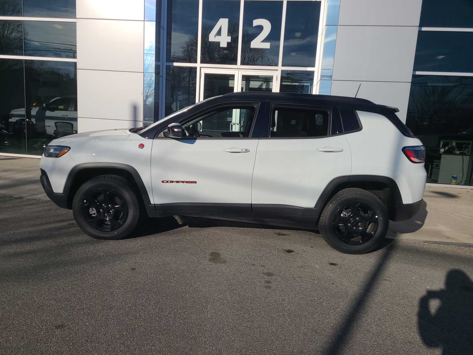 2024 Jeep Compass Trailhawk photo 2