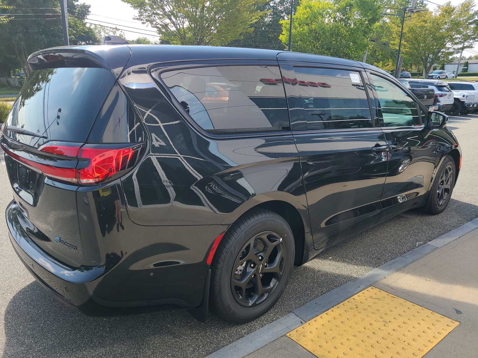 2023 Chrysler Pacifica Hybrid Limited photo 4