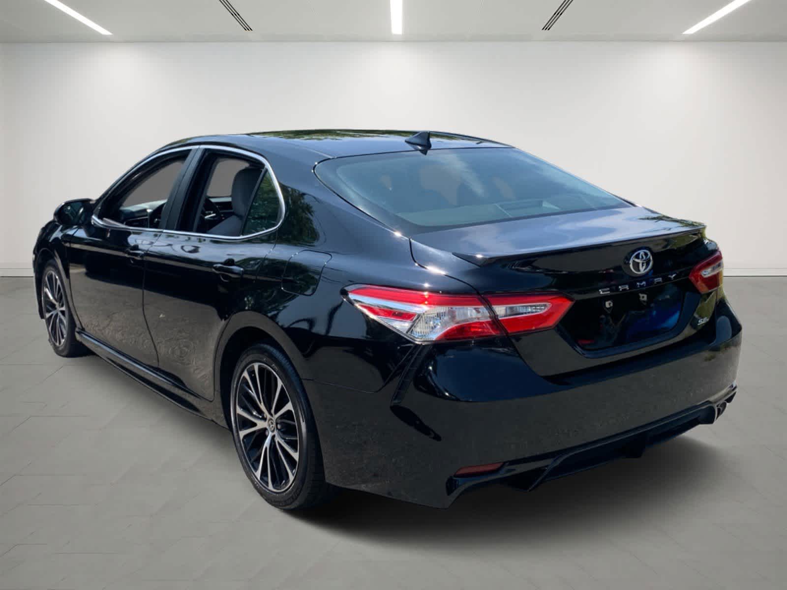 2020 Toyota Camry SE photo 3