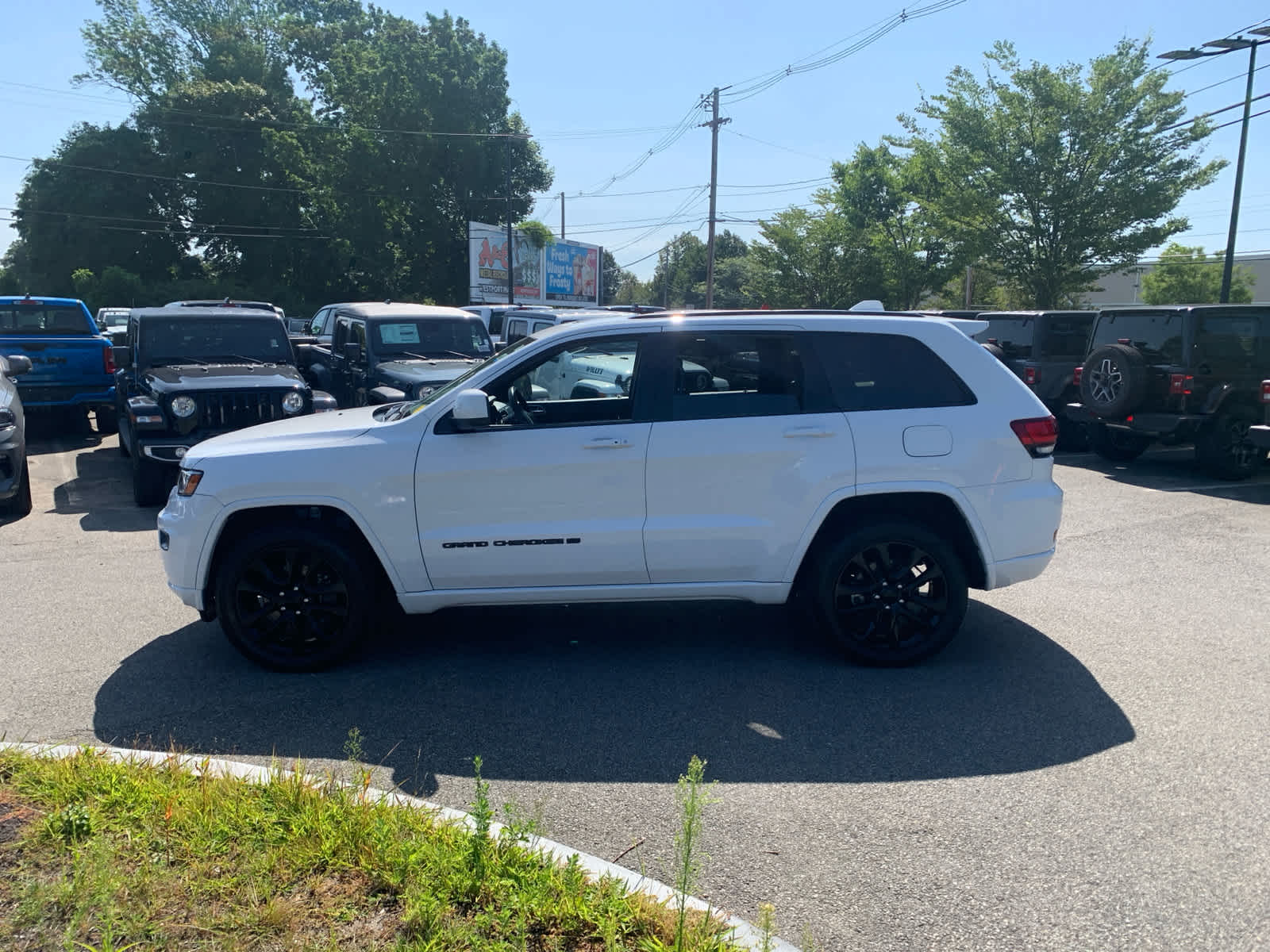 2022 Jeep Cherokee Laredo photo 3