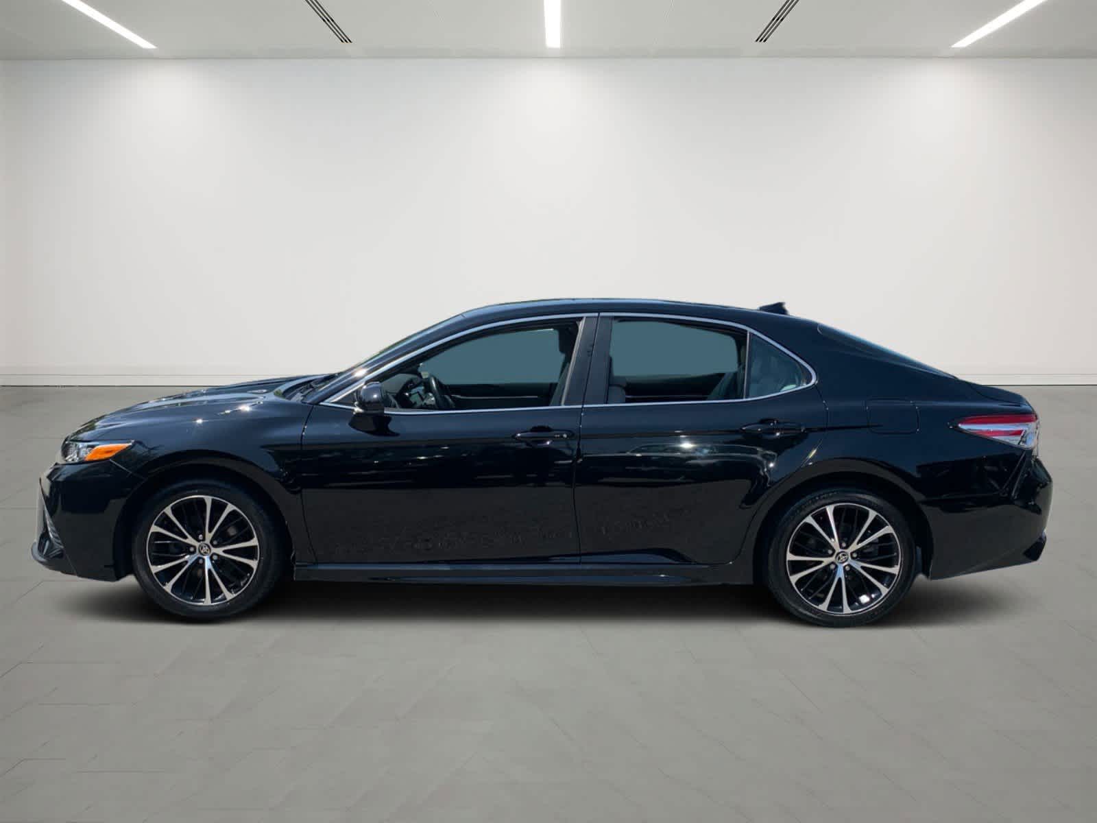 2020 Toyota Camry SE photo 2