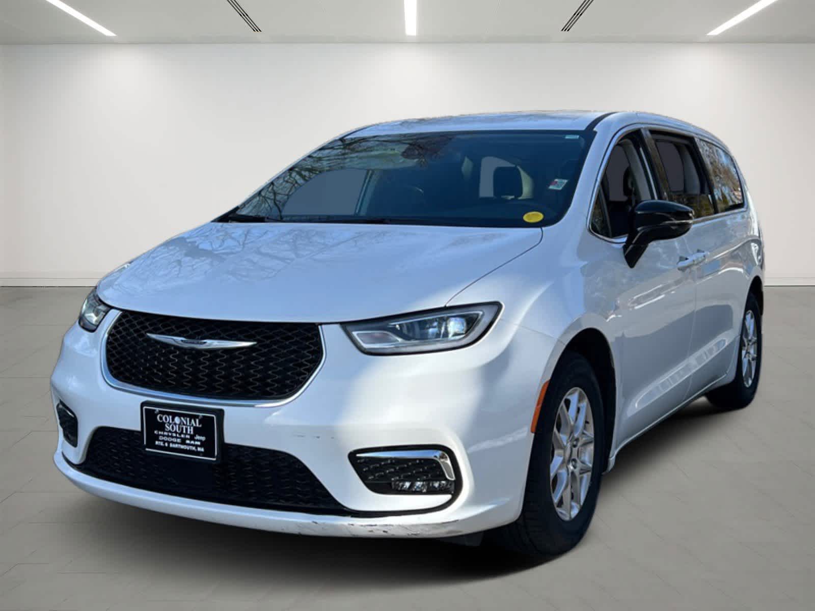 2024 Chrysler Pacifica Touring L's photo