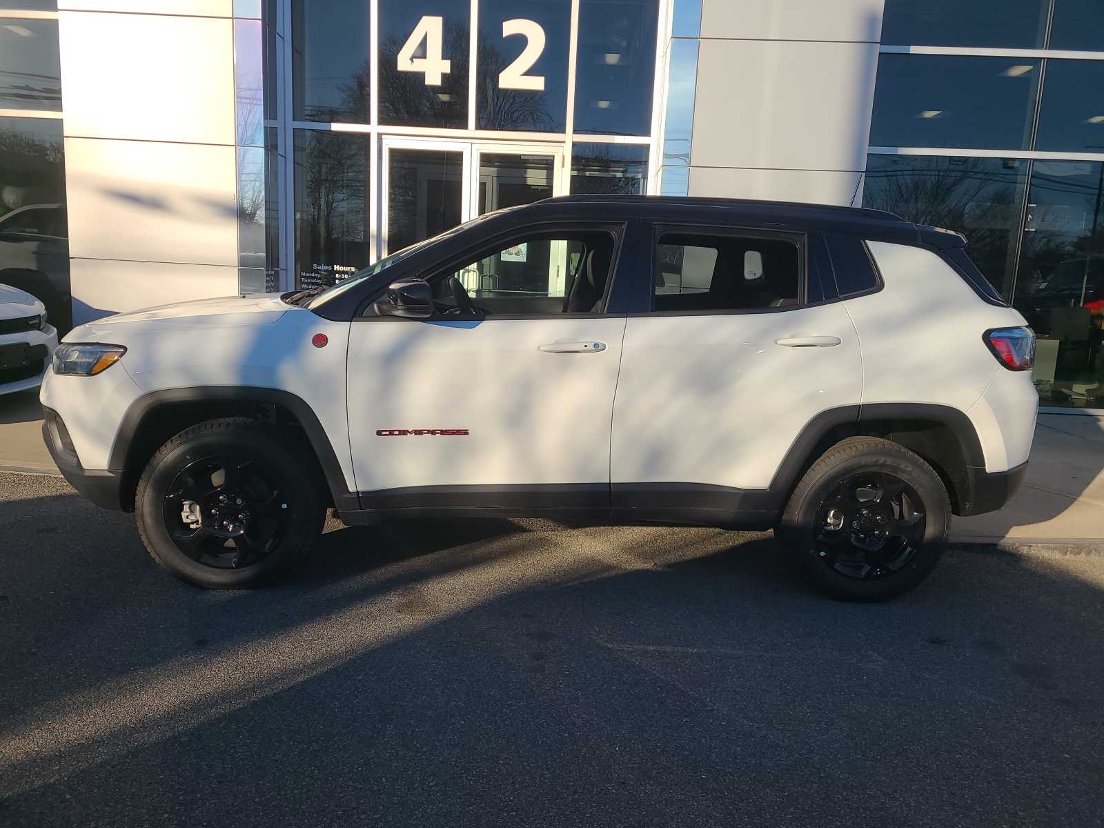 2024 Jeep Compass Trailhawk photo 2