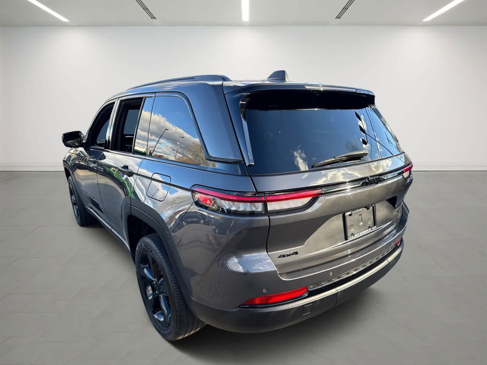 2022 Jeep Grand Cherokee Laredo photo 3