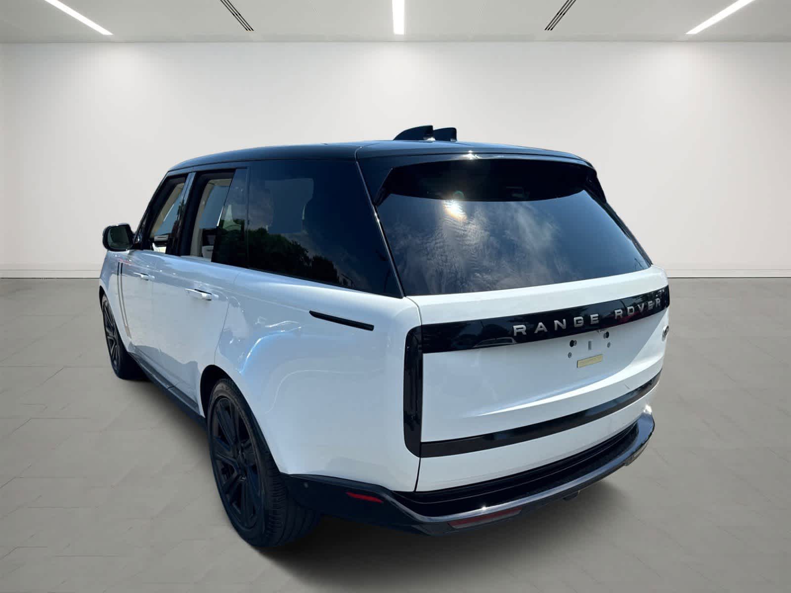 2023 Land Rover Range Rover SE photo 4