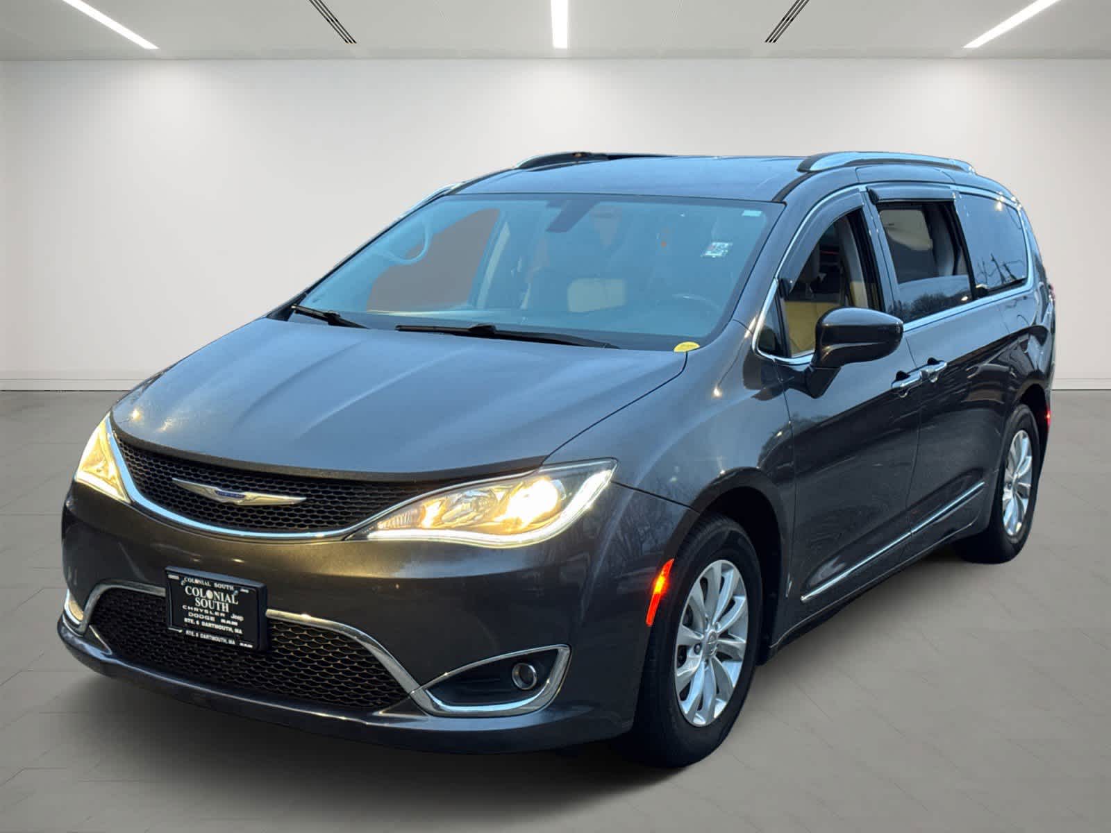 2019 Chrysler Pacifica Touring L's photo